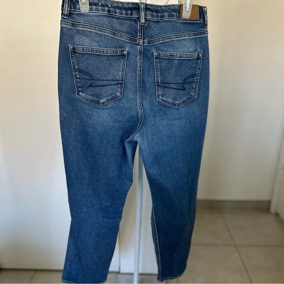 American Eagle Outfitters Women's Blue Distressed Curve Mom Jeans - Picture 2 of 9